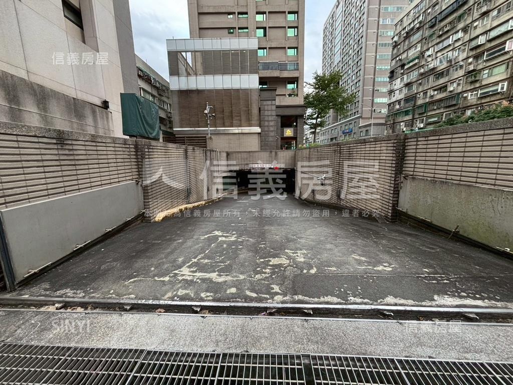 ＥＡＴ時尚館坡平車位房屋室內格局與周邊環境