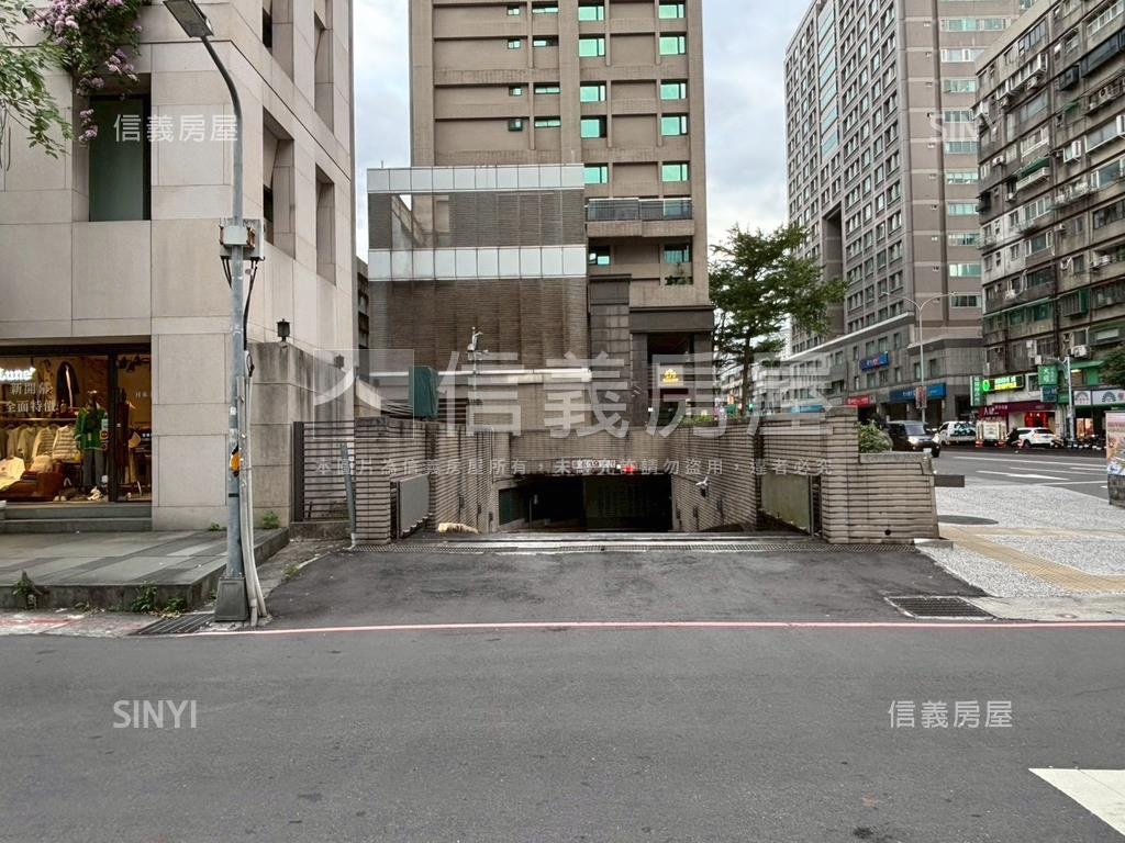 ＥＡＴ時尚館坡平車位房屋室內格局與周邊環境