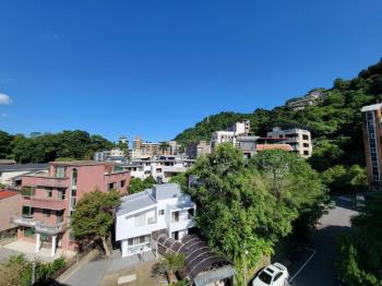 近交流道三面採光大空間