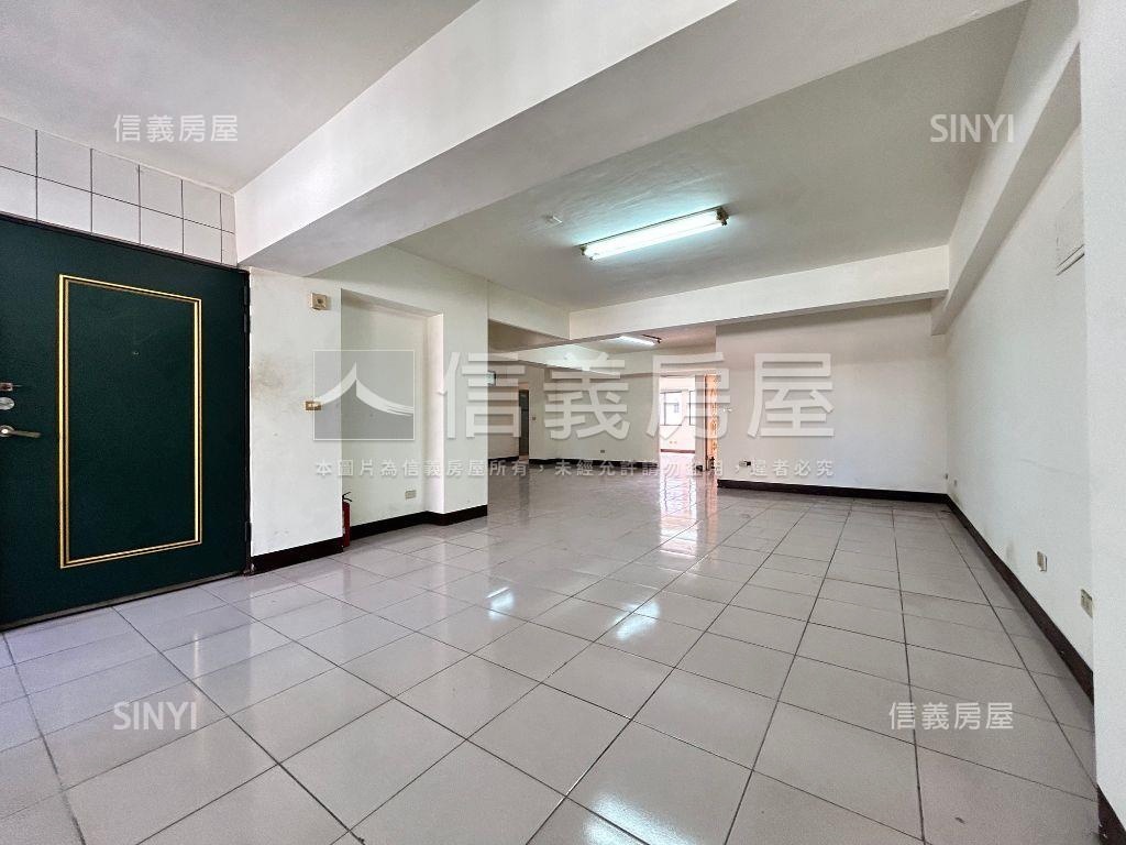 近中山醫採光次頂樓雙併戶房屋室內格局與周邊環境
