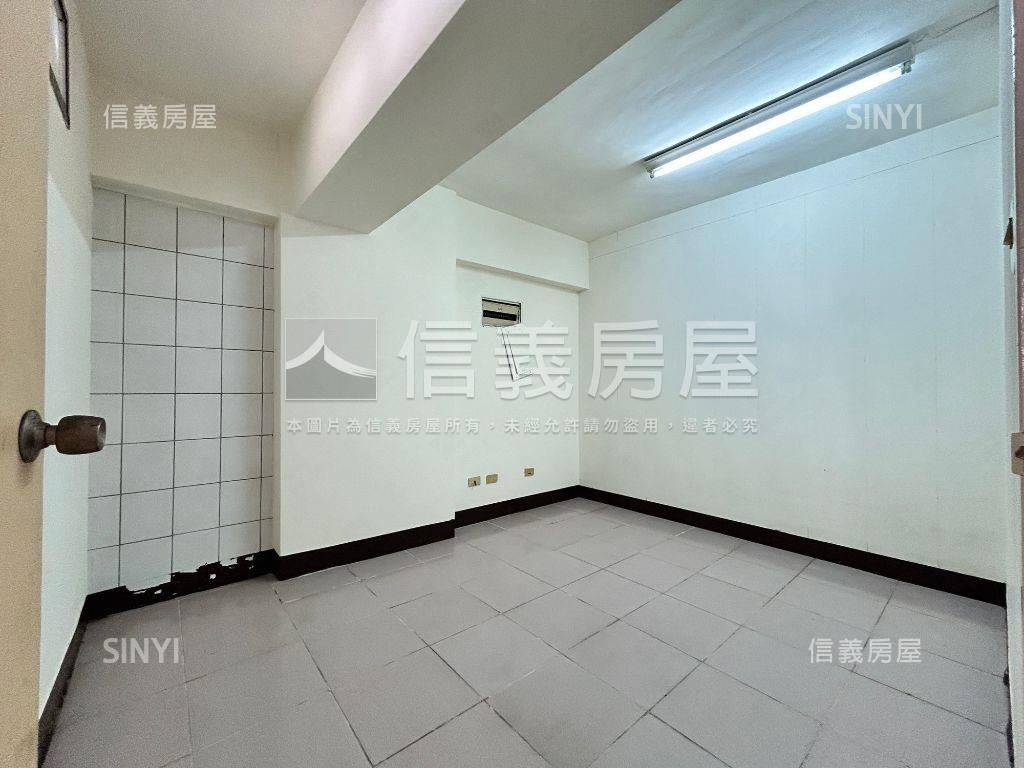 近中山醫採光次頂樓雙併戶房屋室內格局與周邊環境