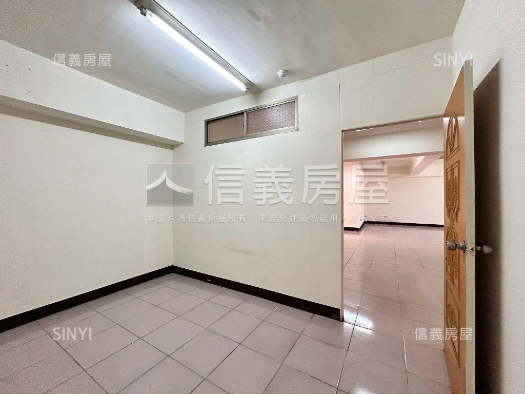 近中山醫採光次頂樓雙併戶房屋室內格局與周邊環境