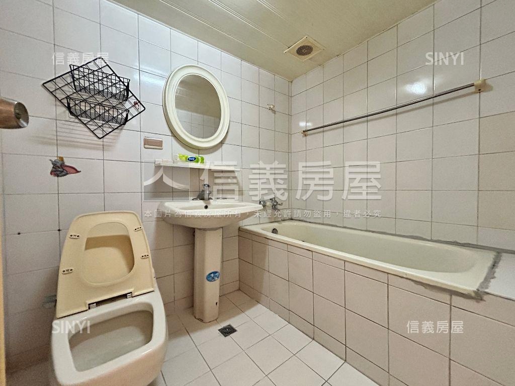 近中山醫採光次頂樓雙併戶房屋室內格局與周邊環境