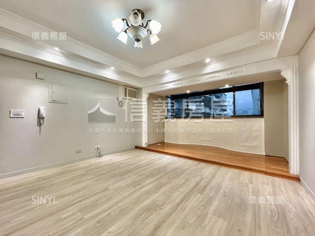 稀有秀山電梯四房平面車位房屋室內格局與周邊環境