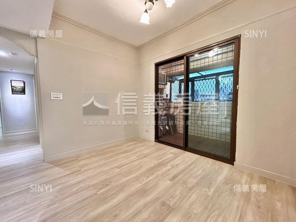 稀有秀山電梯四房平面車位房屋室內格局與周邊環境