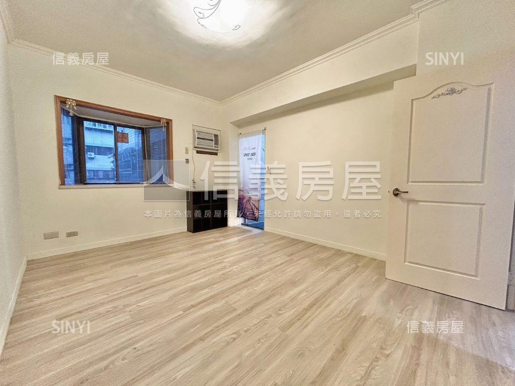 稀有秀山電梯四房平面車位房屋室內格局與周邊環境