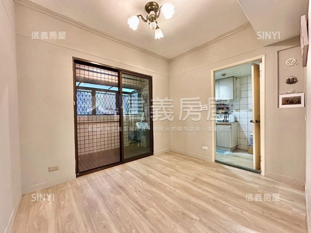 稀有秀山電梯四房平面車位房屋室內格局與周邊環境