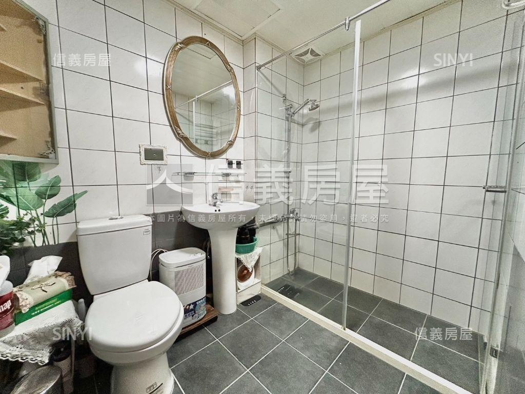 稀有秀山電梯四房平面車位房屋室內格局與周邊環境