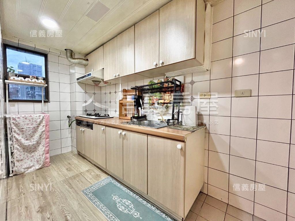 稀有秀山電梯四房平面車位房屋室內格局與周邊環境