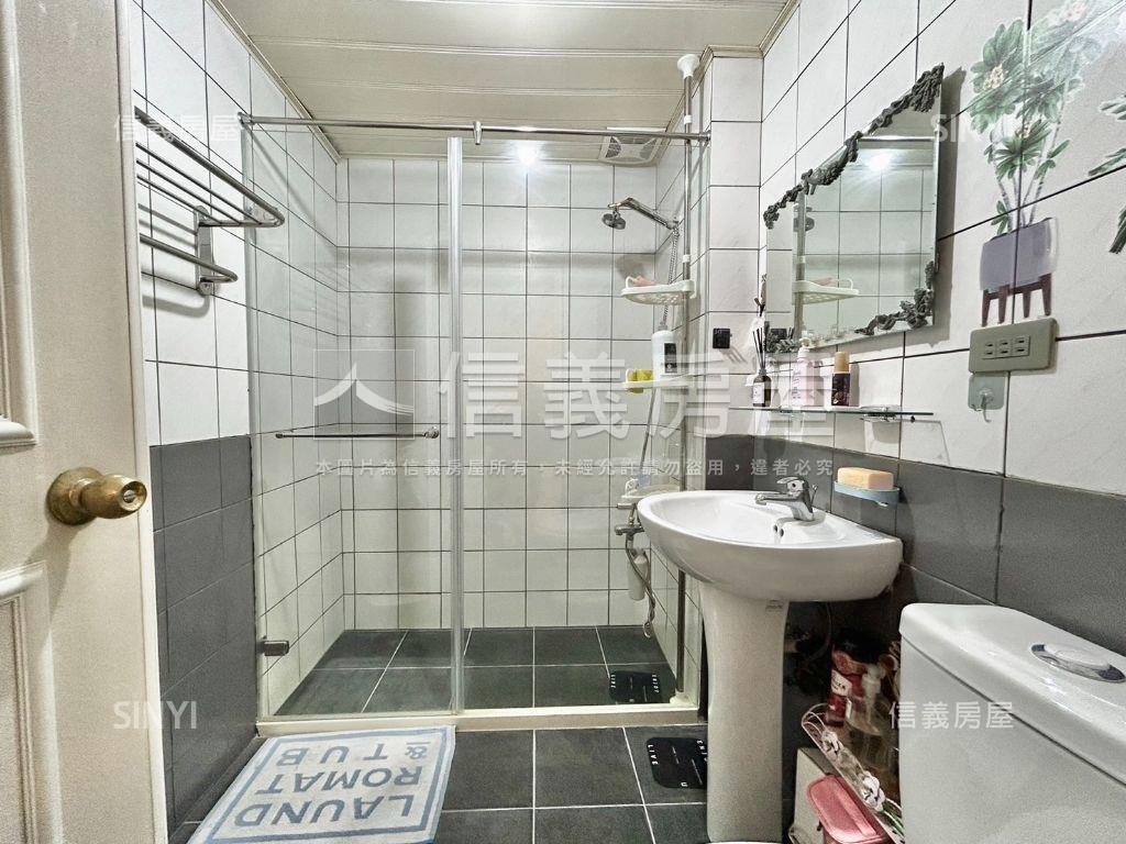 稀有秀山電梯四房平面車位房屋室內格局與周邊環境