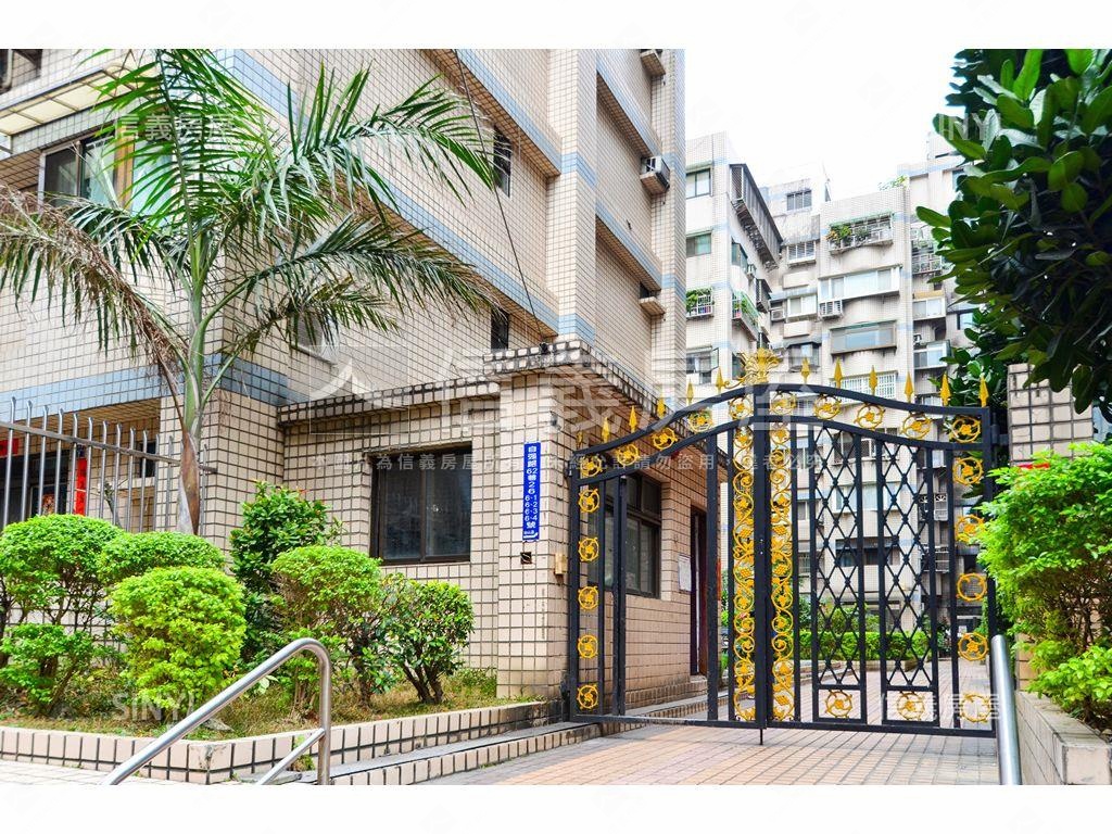 稀有秀山電梯四房平面車位房屋室內格局與周邊環境