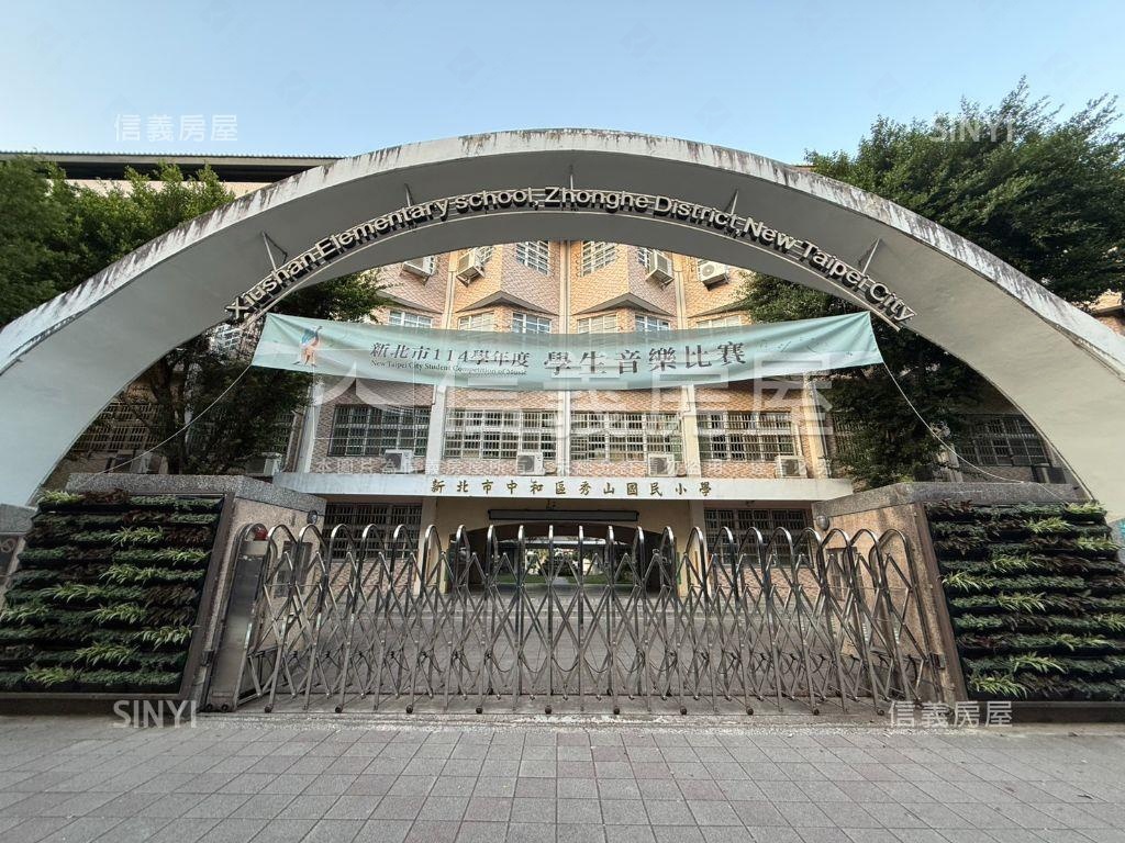 稀有秀山電梯四房平面車位房屋室內格局與周邊環境