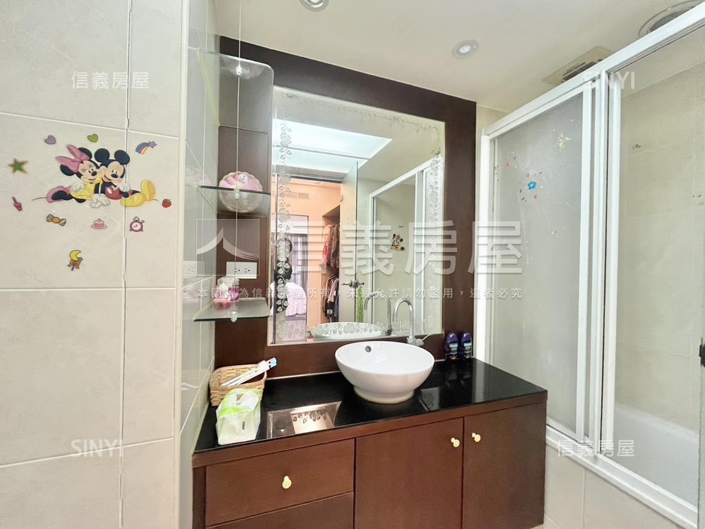 風呂。溫馨精美宅房屋室內格局與周邊環境