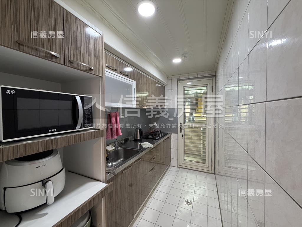 稀有博士郡大３房坪車房屋室內格局與周邊環境