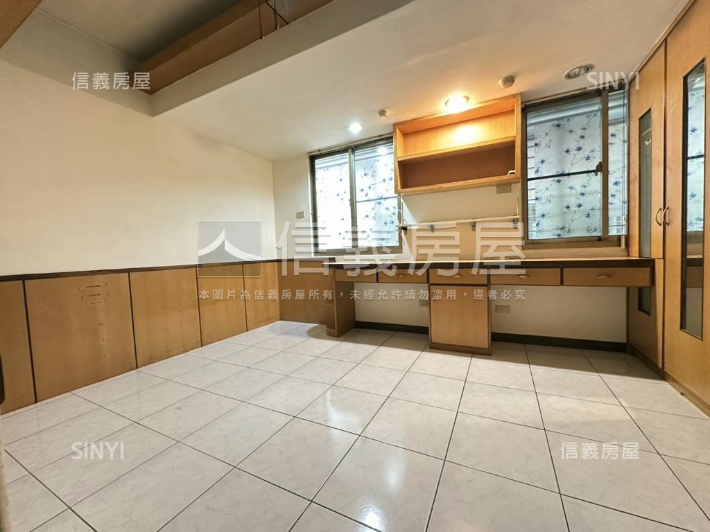 薪易臻品３房車位房屋室內格局與周邊環境