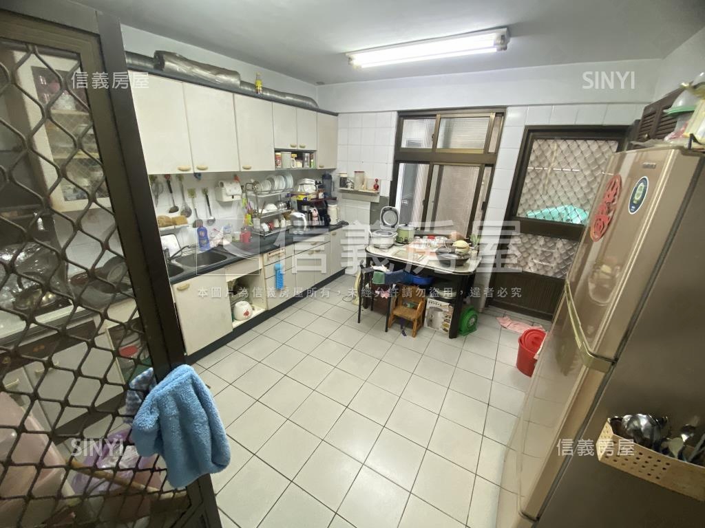 誠售永安街優質騎樓透天房屋室內格局與周邊環境