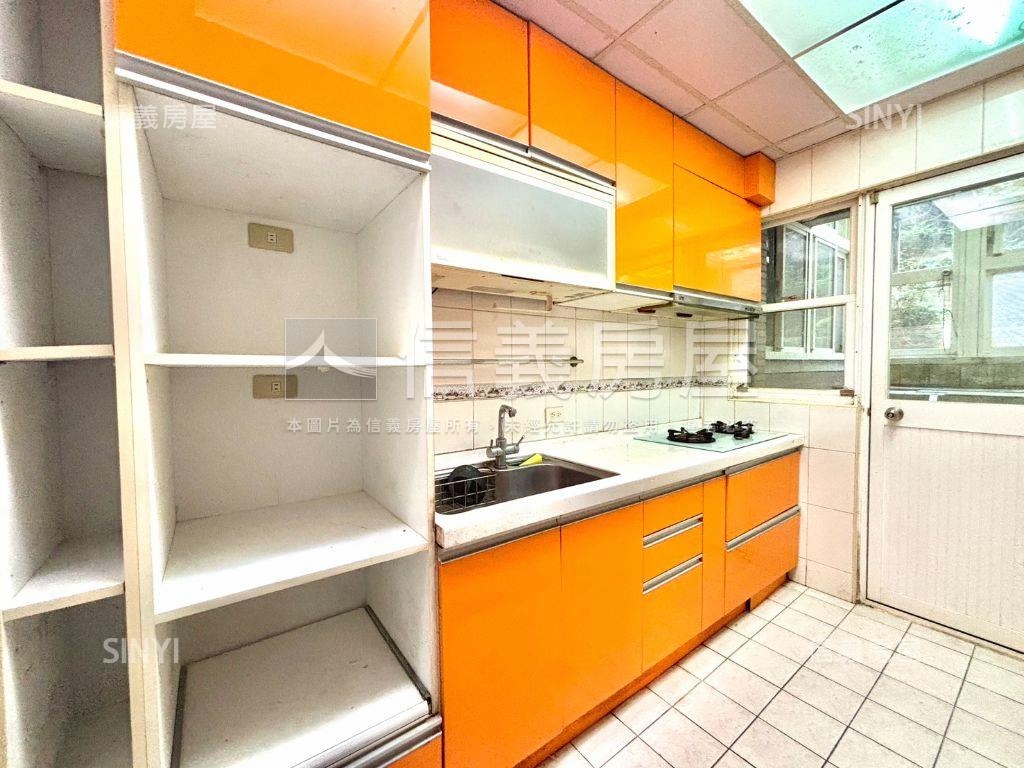 翠綠園四房坡平車位房屋室內格局與周邊環境