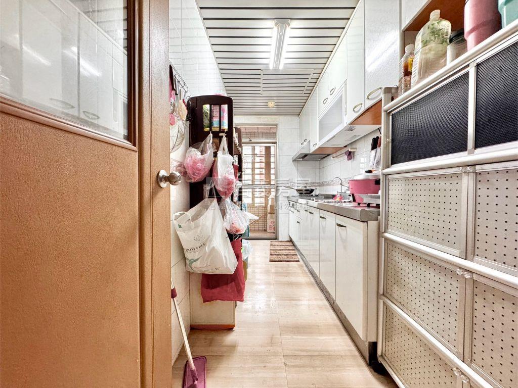 公園旁雙鐵共構四房平車房屋室內格局與周邊環境