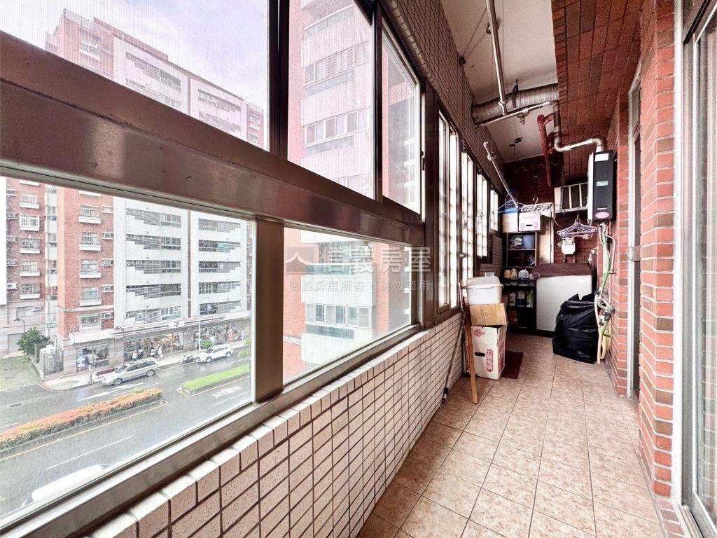 公園旁雙鐵共構四房平車房屋室內格局與周邊環境