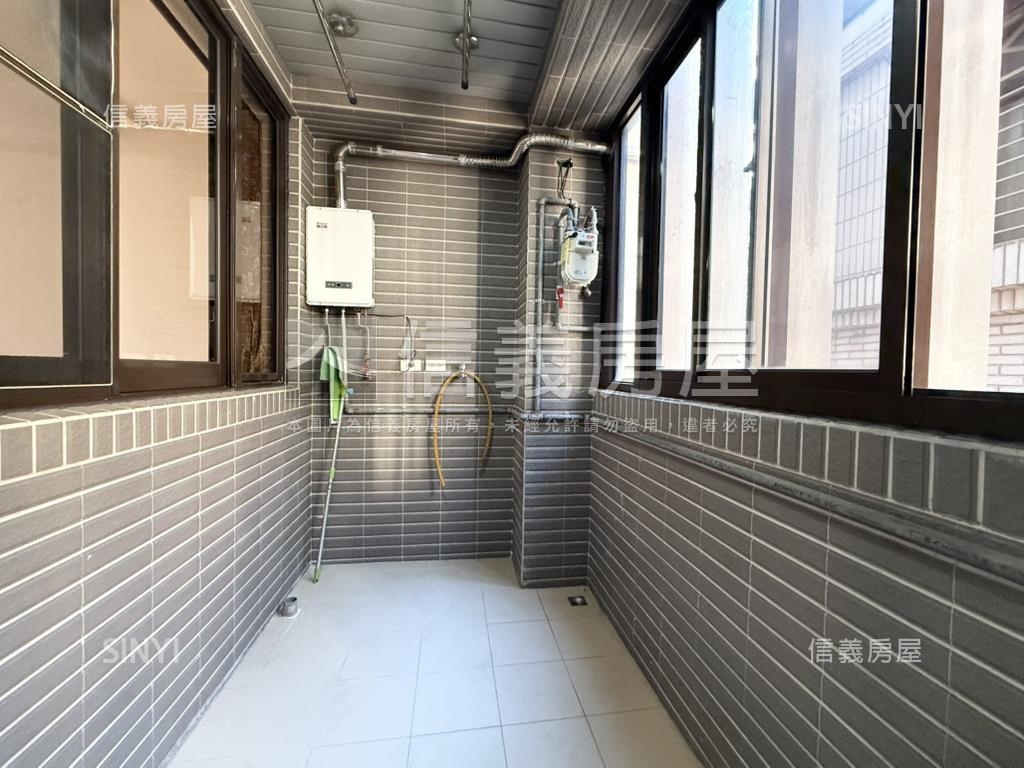 百暉首璽五鐵共構大兩房房屋室內格局與周邊環境