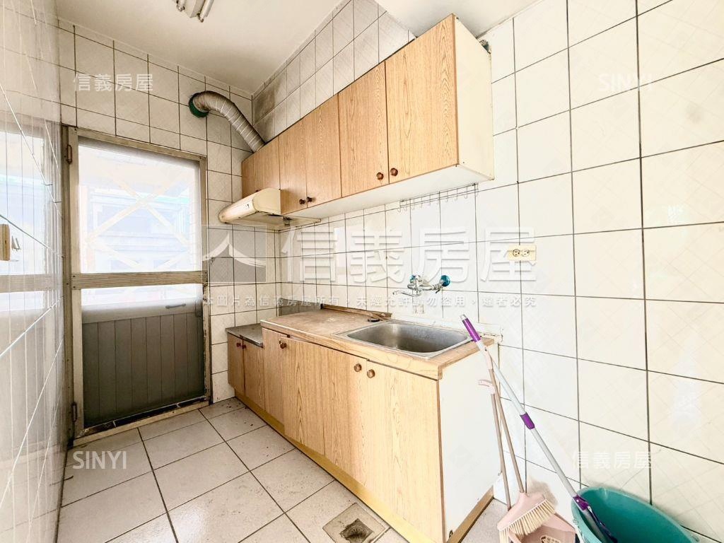 低總價！中華國小三房車位房屋室內格局與周邊環境