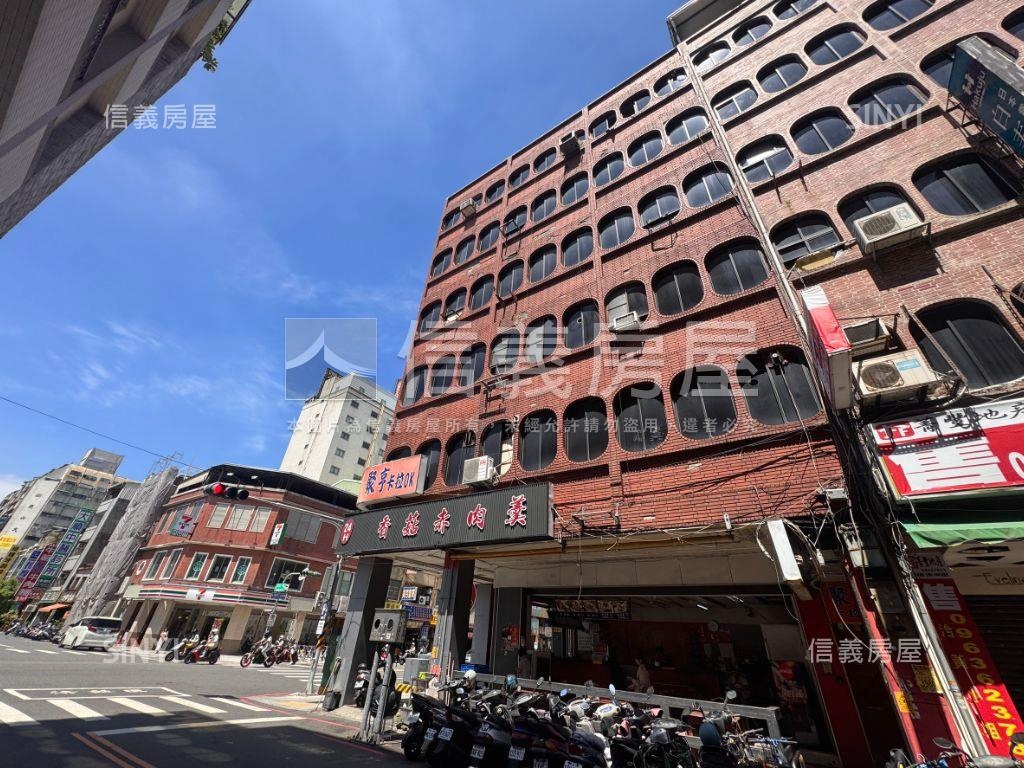 高雄車站站前。大空間美宅房屋室內格局與周邊環境
