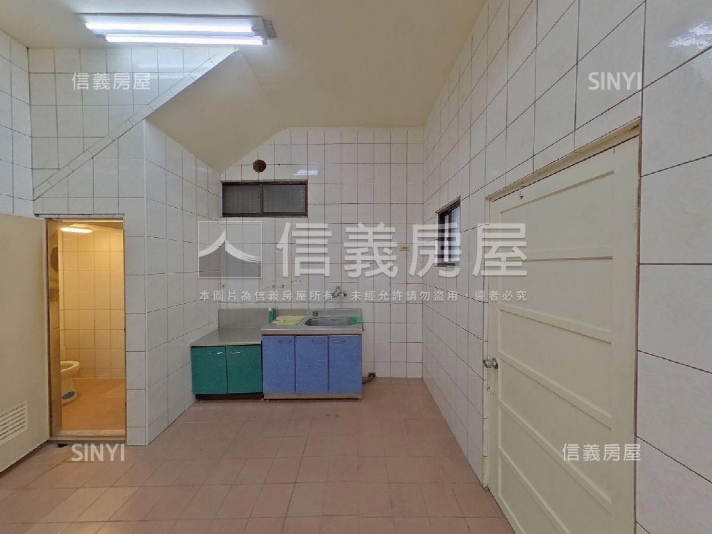 英士路邊間透天房屋室內格局與周邊環境