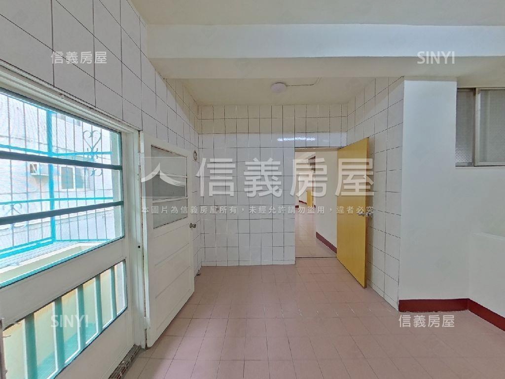 英士路邊間透天房屋室內格局與周邊環境