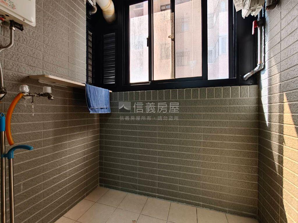 荷雅捷運裝潢三房車位房屋室內格局與周邊環境