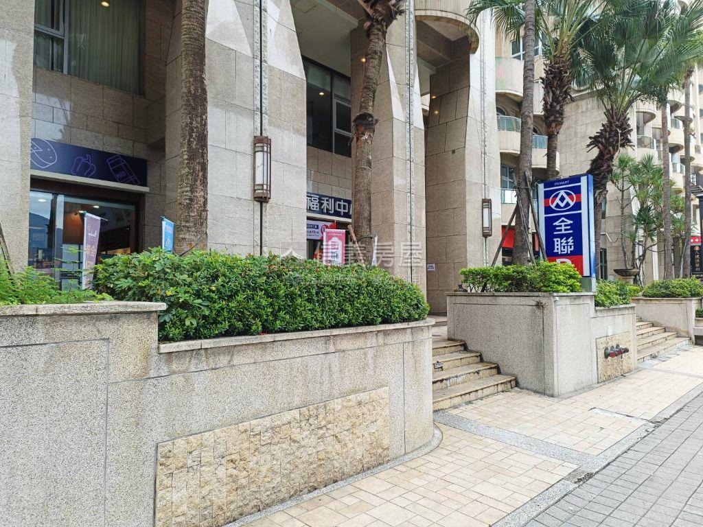 荷雅捷運裝潢三房車位房屋室內格局與周邊環境