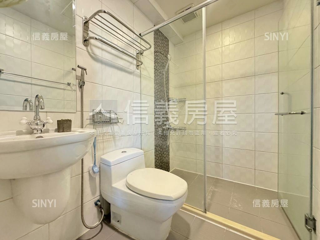 軍港‧亮２房１室平移車位房屋室內格局與周邊環境