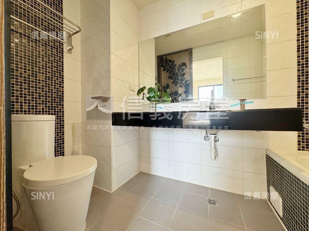 軍港‧亮２房１室平移車位房屋室內格局與周邊環境