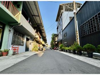 前後臨活路別墅面寬約５米