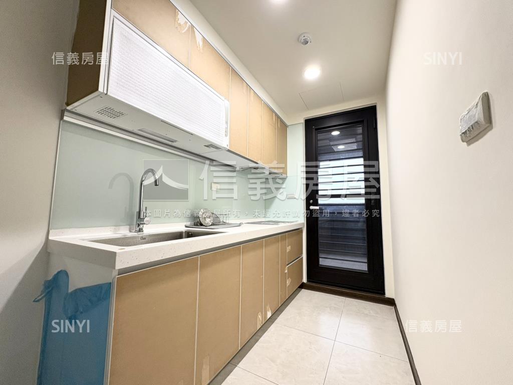 三本雲上全新三房車位房屋室內格局與周邊環境