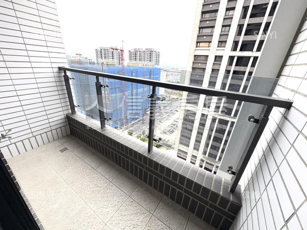 三本雲上全新三房車位房屋室內格局與周邊環境