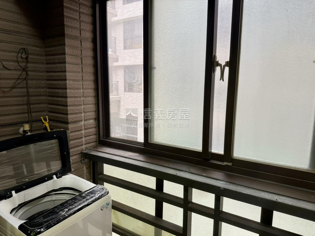 車站商圈陽台大套房房屋室內格局與周邊環境