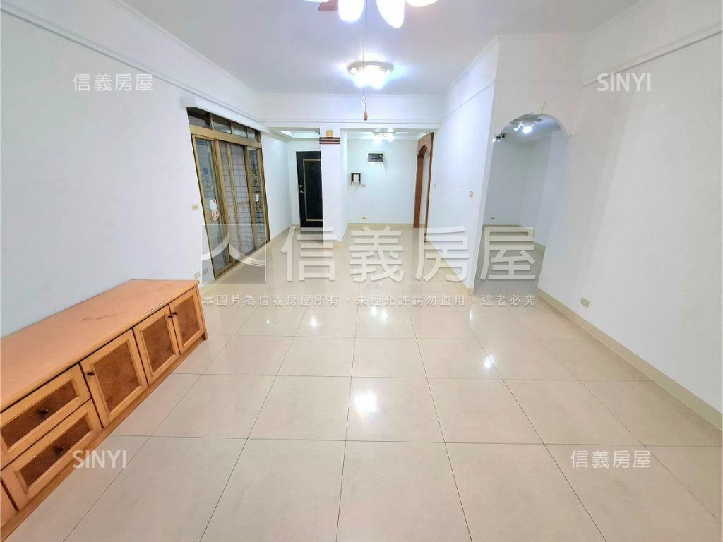 稀有中興路大空間３房車位房屋室內格局與周邊環境