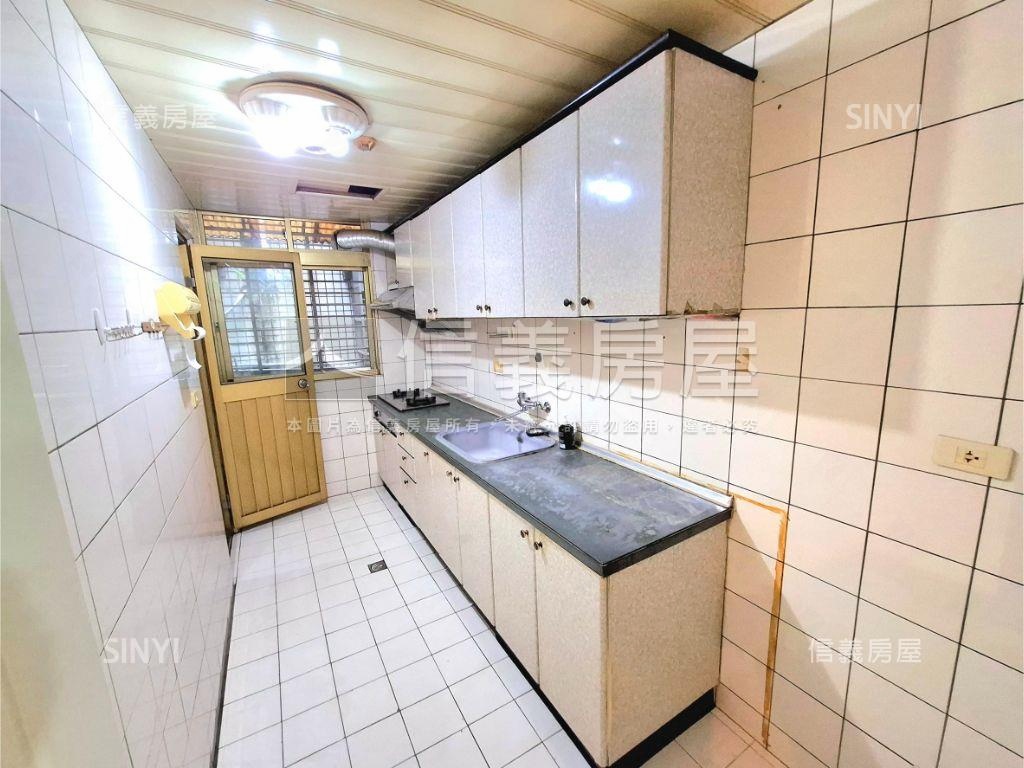 稀有中興路大空間３房車位房屋室內格局與周邊環境