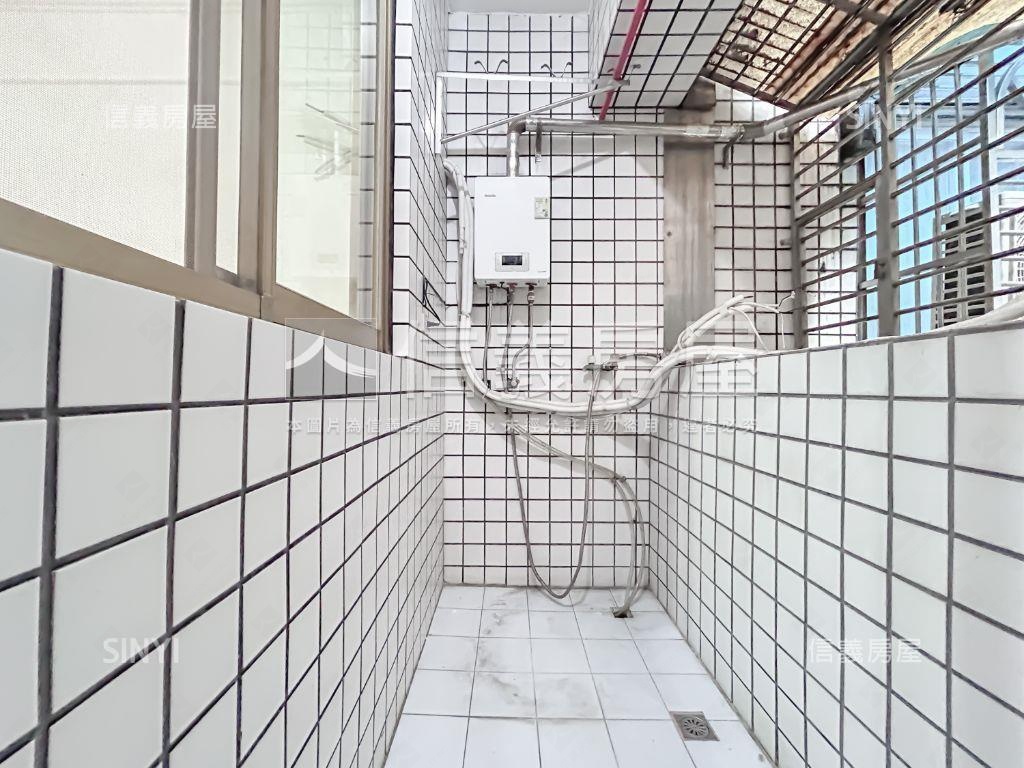 坐擁繁華新統領３房車位房屋室內格局與周邊環境