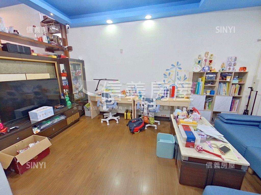 長春路名人鄉村透天房屋室內格局與周邊環境