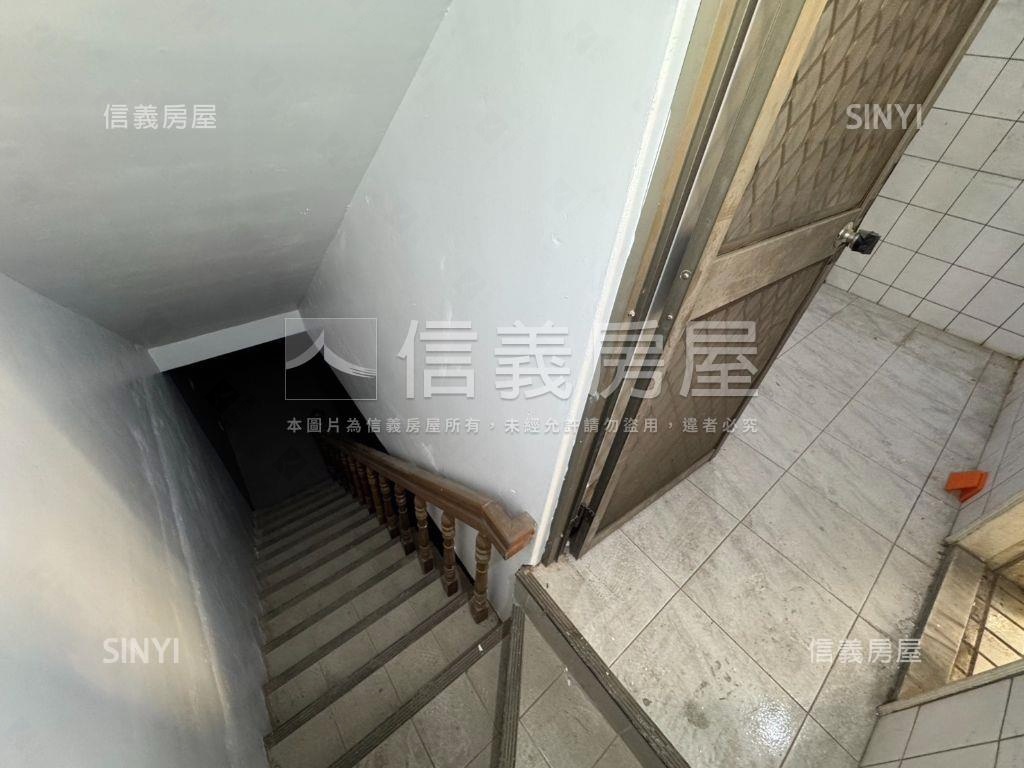 稀有☆正新光路三角窗透店房屋室內格局與周邊環境