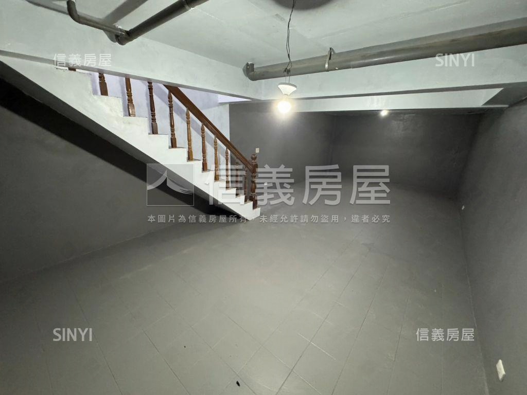 稀有☆正新光路三角窗透店房屋室內格局與周邊環境