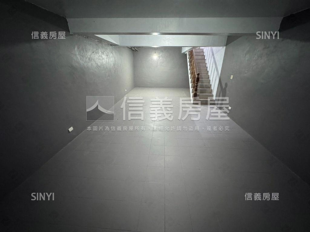 稀有☆正新光路三角窗透店房屋室內格局與周邊環境