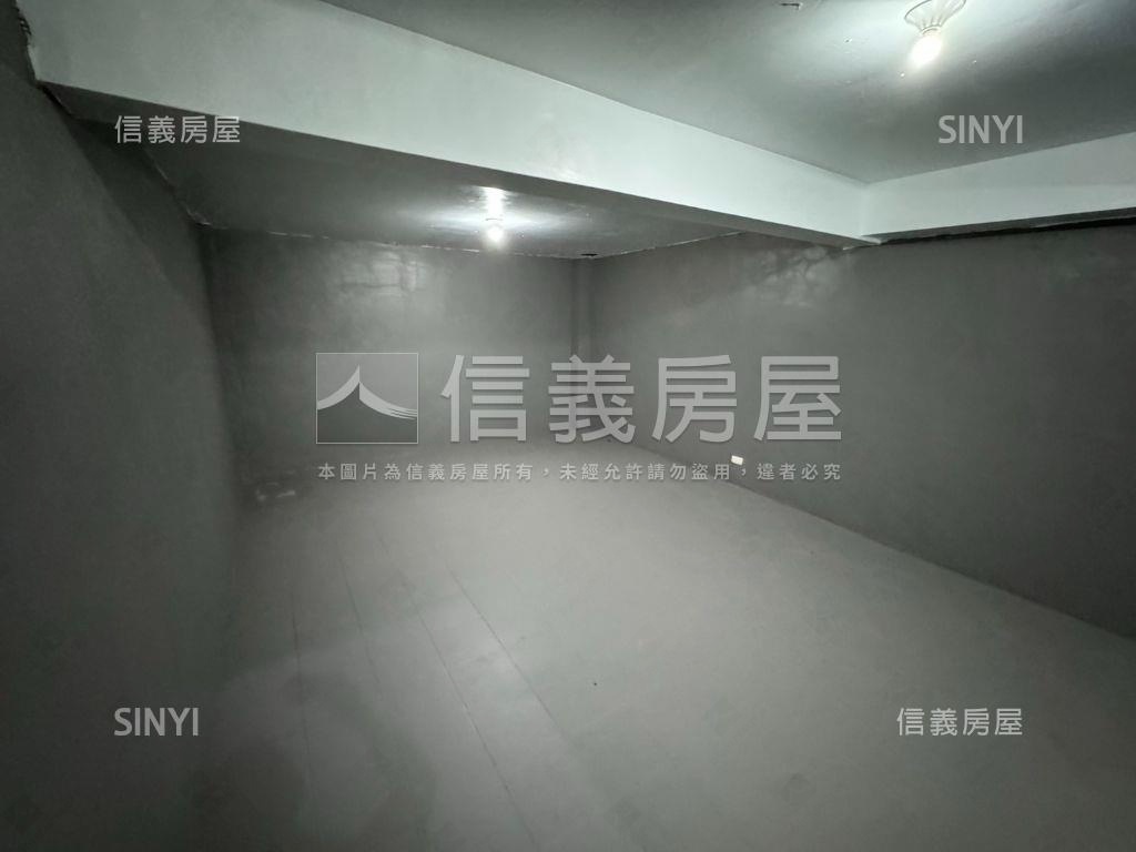 稀有☆正新光路三角窗透店房屋室內格局與周邊環境
