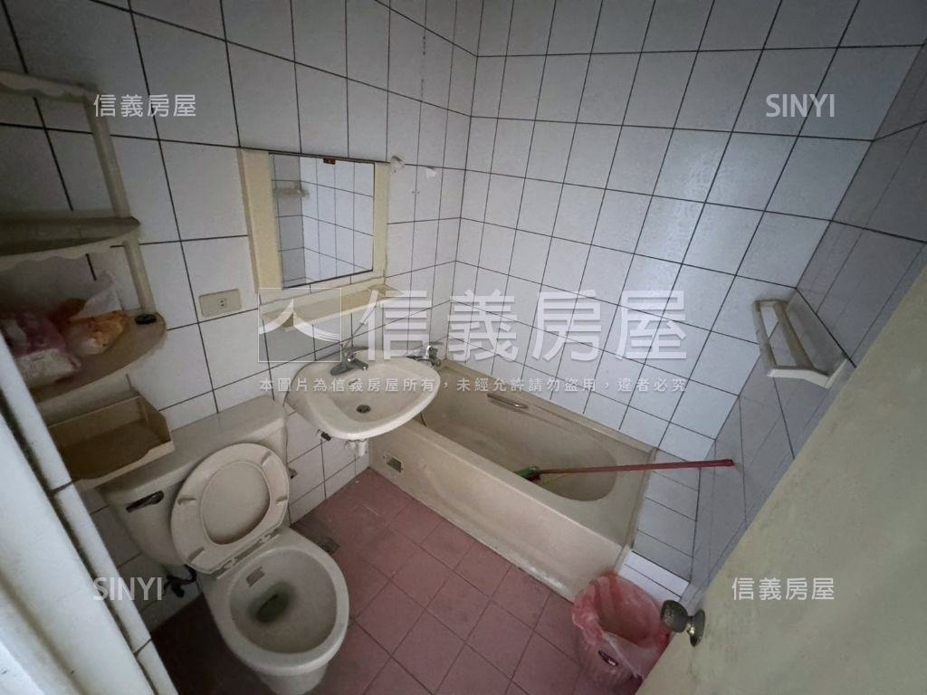 稀有☆正新光路三角窗透店房屋室內格局與周邊環境