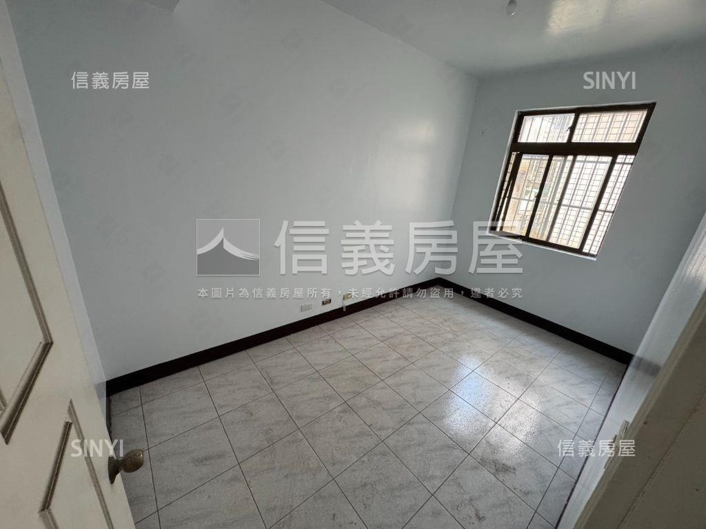 稀有☆正新光路三角窗透店房屋室內格局與周邊環境
