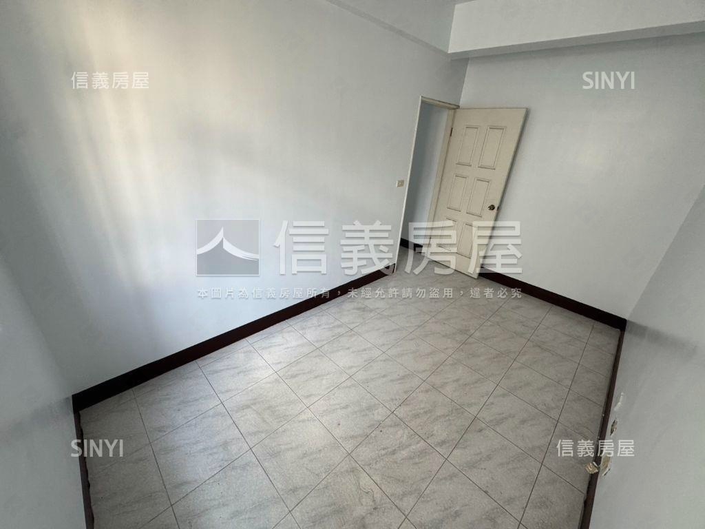 稀有☆正新光路三角窗透店房屋室內格局與周邊環境