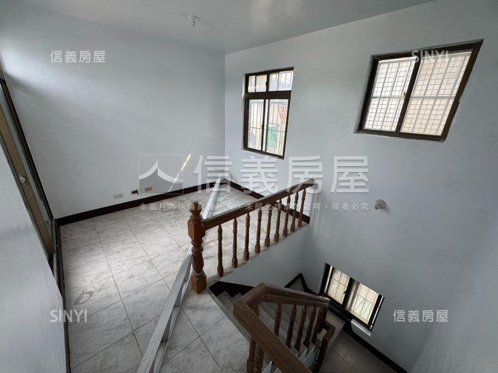 稀有☆正新光路三角窗透店房屋室內格局與周邊環境