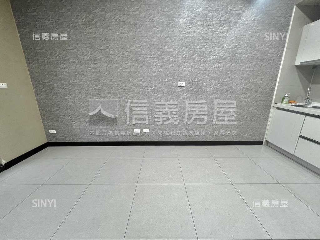 低總京站泳池景觀坡平車位房屋室內格局與周邊環境