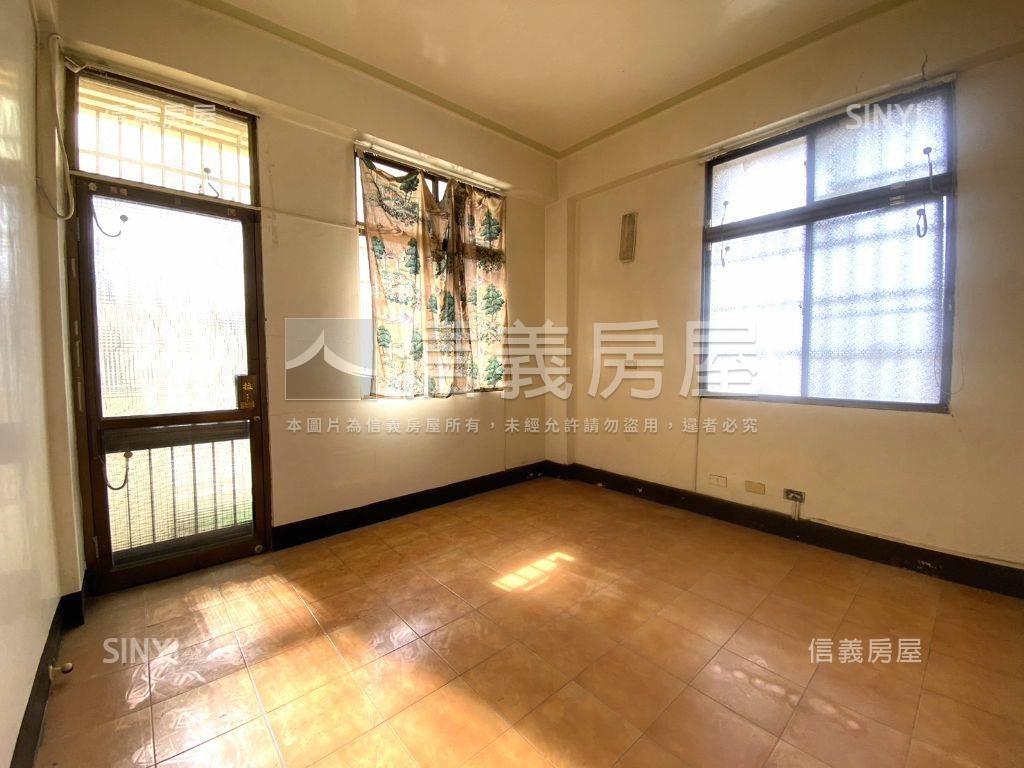 正中華路角窗燙金店面房屋室內格局與周邊環境